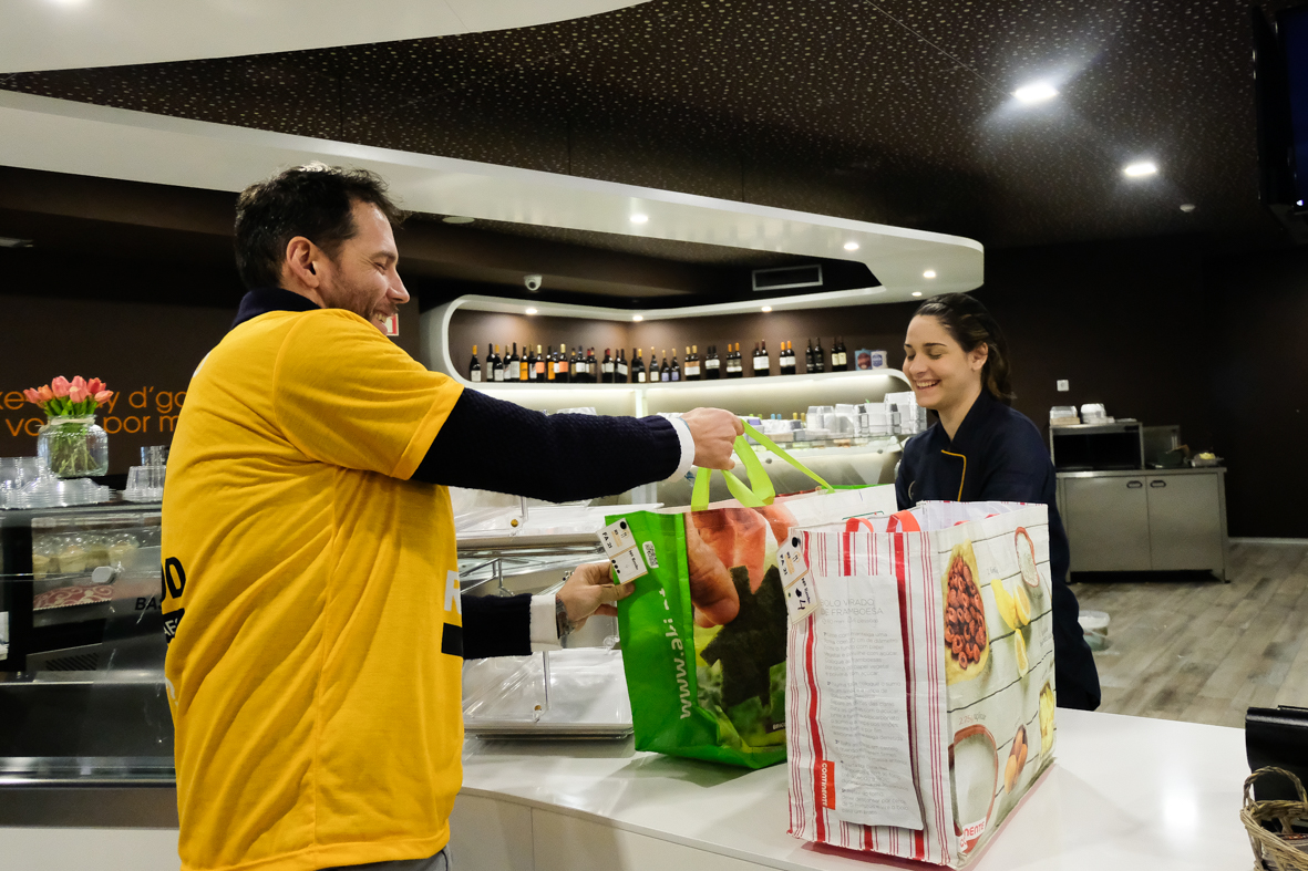 A Refood volunteer collecting surplus food from a local food partner in Guimarães